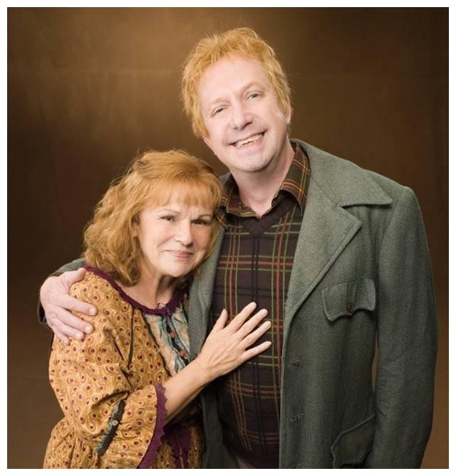 当韦斯莱一家和其他人在一起清理这个地方时,他们发现了各种不明物质