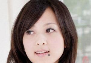容易与人发生口舌之争,右边嘴角有痣的女人很喜欢追求完美,为了追求