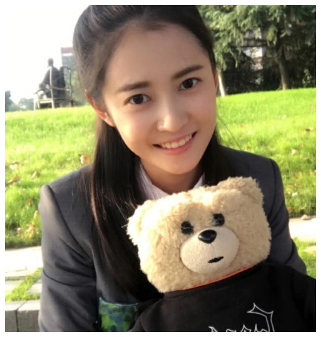 陈钰琪坦言上大学时是校花,看到她的学生旧照,渣男都想恋爱了