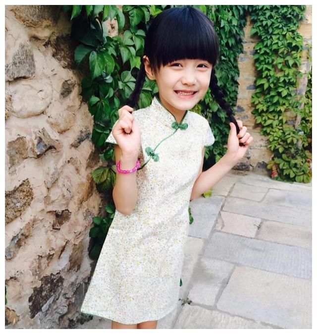 赵薇"女儿"成为大姑娘,年仅12岁就成时尚达人,这基因真强大