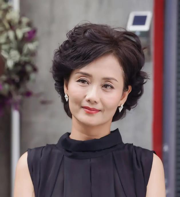 湖南网友偶遇戏骨李颖,街头拍戏穿搭洋气,引起网友热议|李颖|拍戏|娄底_新浪新闻