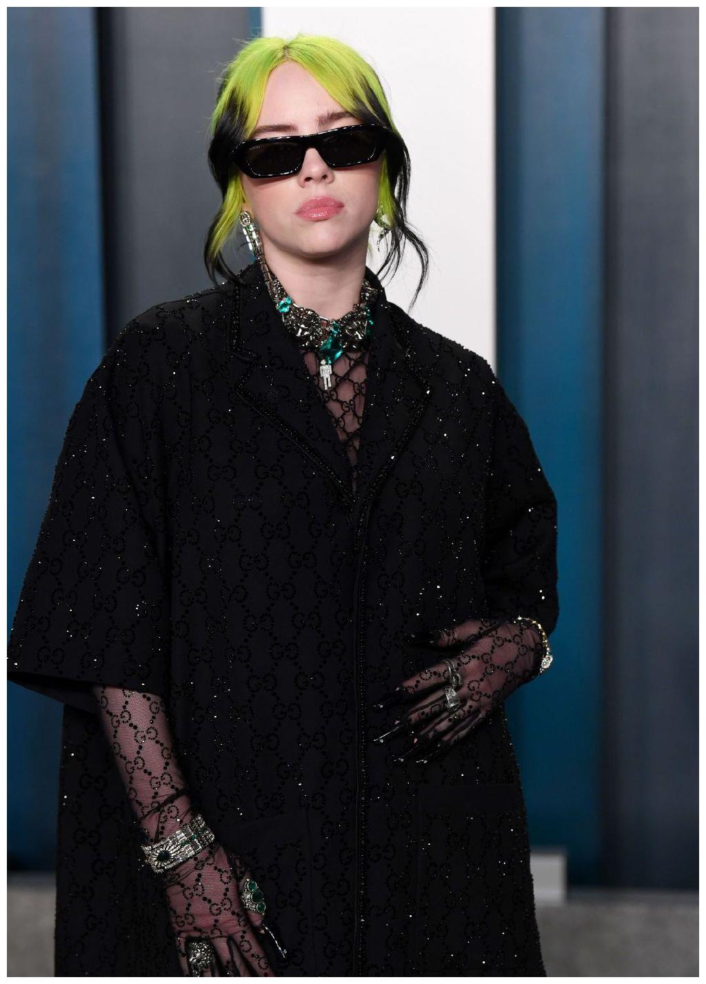 billie eilish出席《名利场》派对,还是那头翠鸟绿发,个性酷吊__财经
