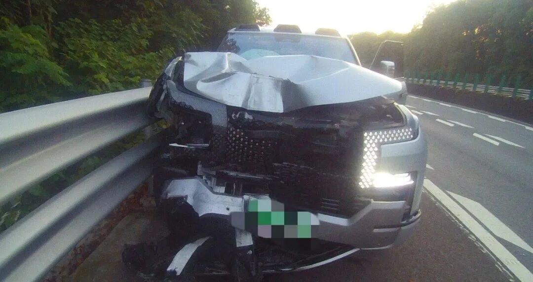 女子高速依赖辅助驾驶追尾大客车，大客车司机全责被处罚