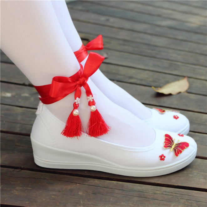 穿汉服绣花鞋的时候,你会穿袜子吗?穿什么样的袜子呢?