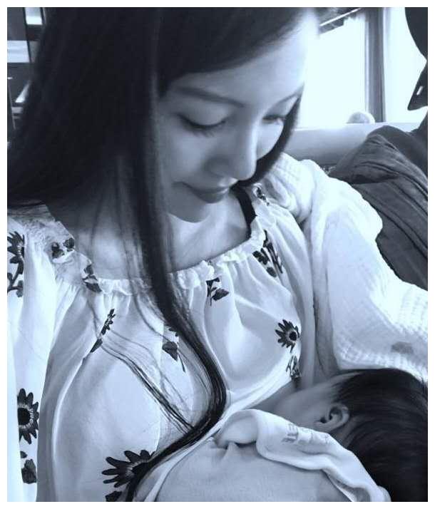 王力宏太太晒照怀抱宝宝喂母乳画面温馨34岁已生仨孩子太伟大