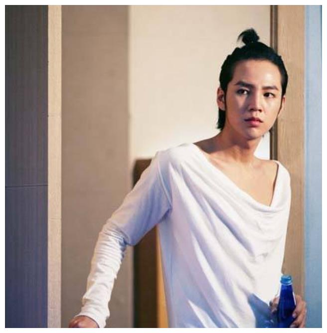 张根硕退役现身,穿短袖身材显纤瘦,重回《原来是美男》高颜值?