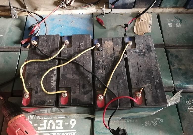 比如,4个12v10a的蓄电池串联起来,输出电压是48v,输出电流依然是10a.