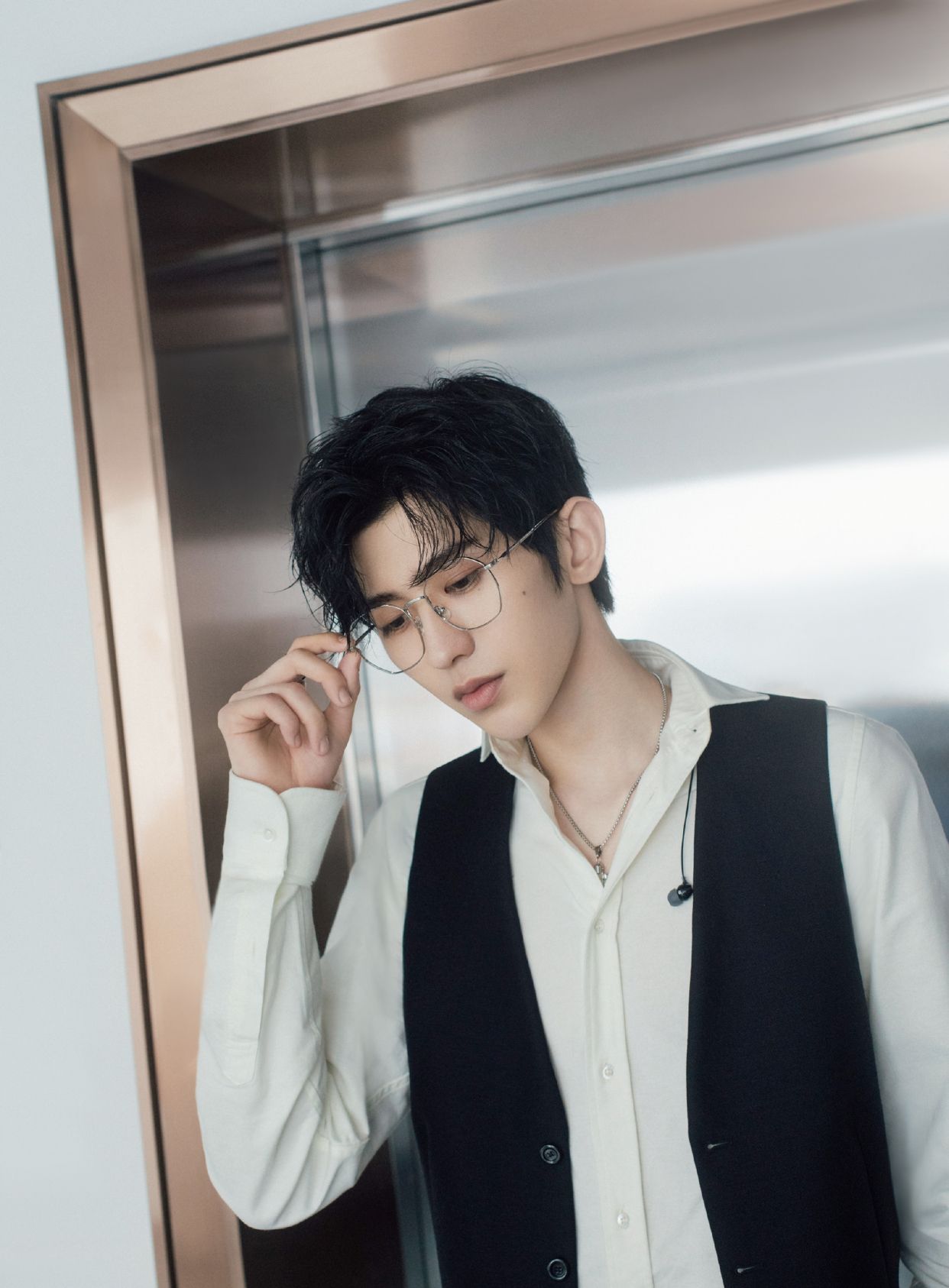 王一博马甲西裤,戴眼镜秒变优雅绅士