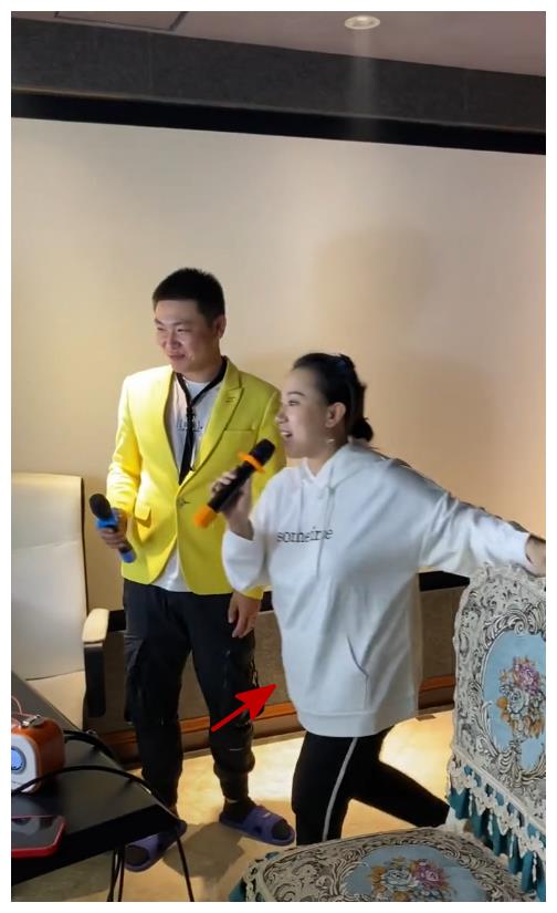 33岁丫蛋罕见露面,身材走样疑似怀孕,老公却是赵本山徒弟