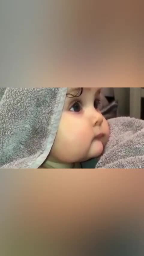 小宝宝专注地看电视这大眼睛这肉肉脸萌到心窝窝里去了