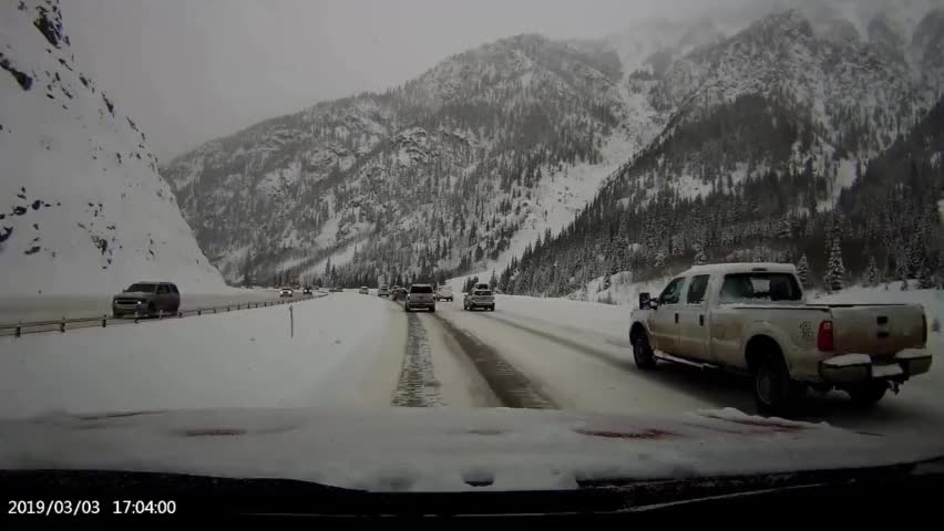 国外一山脉发生雪崩,多辆车被埋,记录仪拍下可怕的全过程