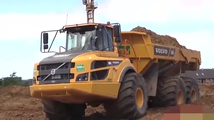 沃尔沃全地形铰接式卡车,看这轮胎有多宽,车斗有多大?