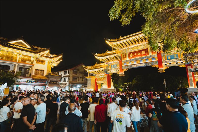 楚雄彝人古镇迎来火热黄金周|彝人古镇|小镇|游客_新浪新闻