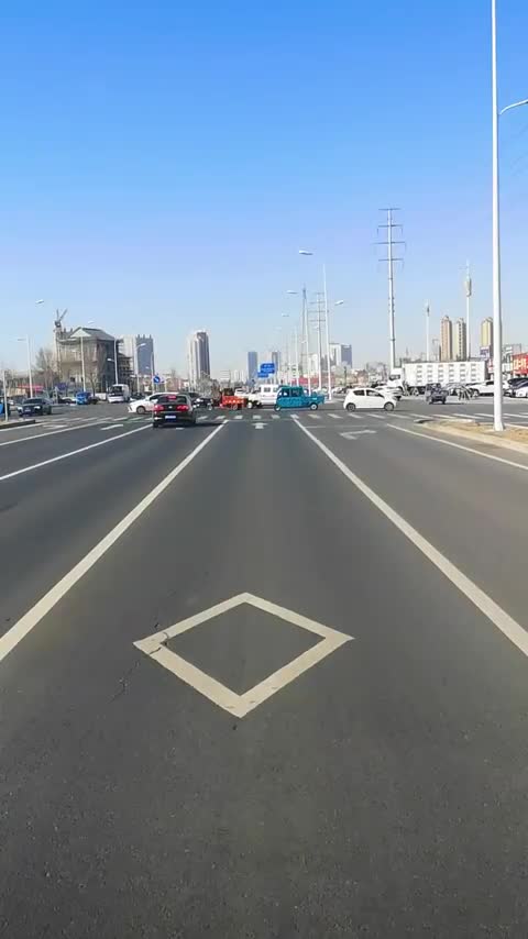 路面上的菱形标线到底是什么意思!_手机新浪网