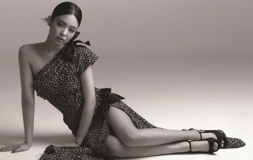 jennie最新时尚大片,大长腿吸睛.