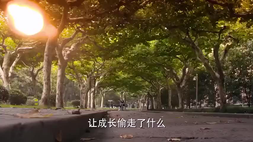 何以笙箫默：以琛骑自行车带着默笙，两人说说笑笑，好甜蜜啊