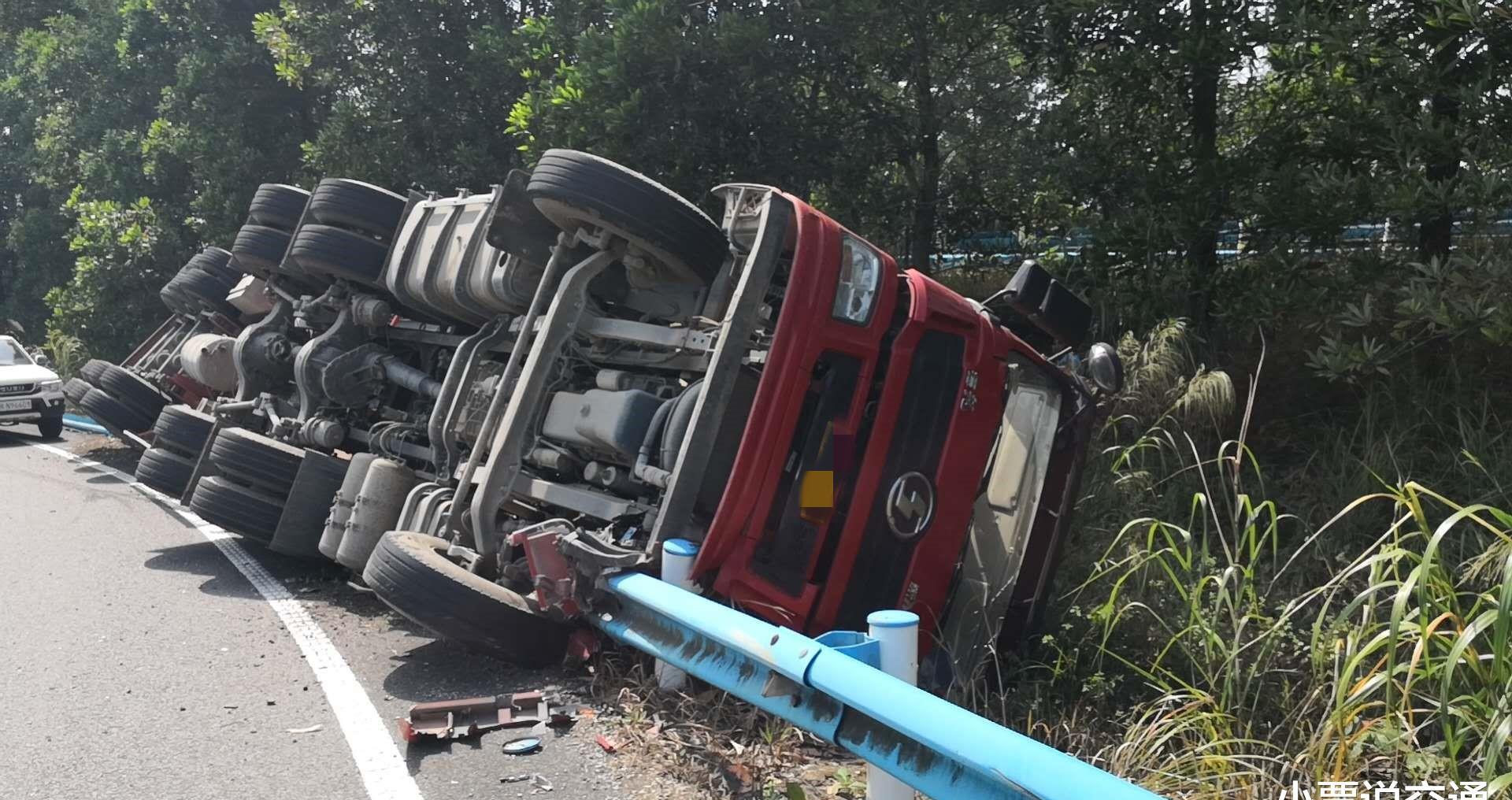 二大队处理了一起大货车通过匝道速度过快,导致车辆侧翻的交通事故,所