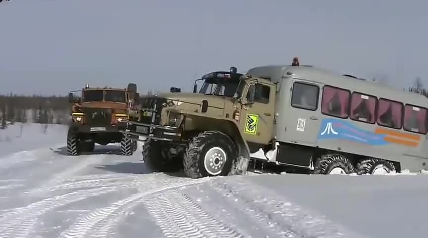 看看俄罗斯卡车怎么过雪地的这才是真正的霸气十足