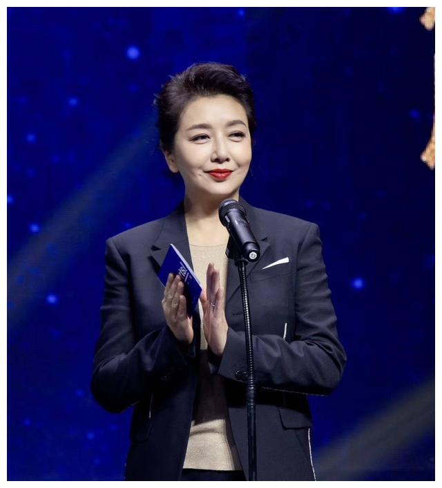 江珊终于公开秀恩爱老公田小洁是实力派演员两人均为二婚