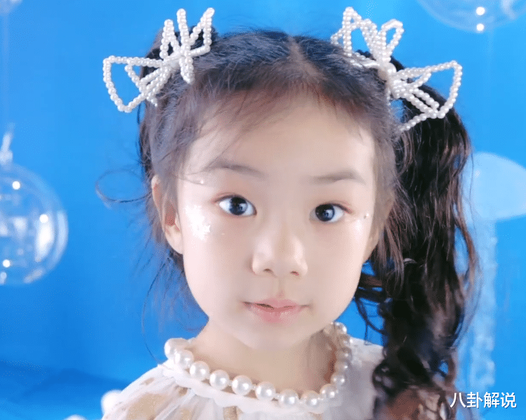 戚薇带5岁女儿工作lucky面对镜头表现力十足小酒窝太抢镜了