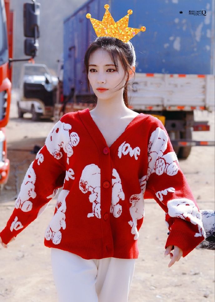 徐佳琪红色开衫毛衣搭配高马尾造型活力元气,少女感十足