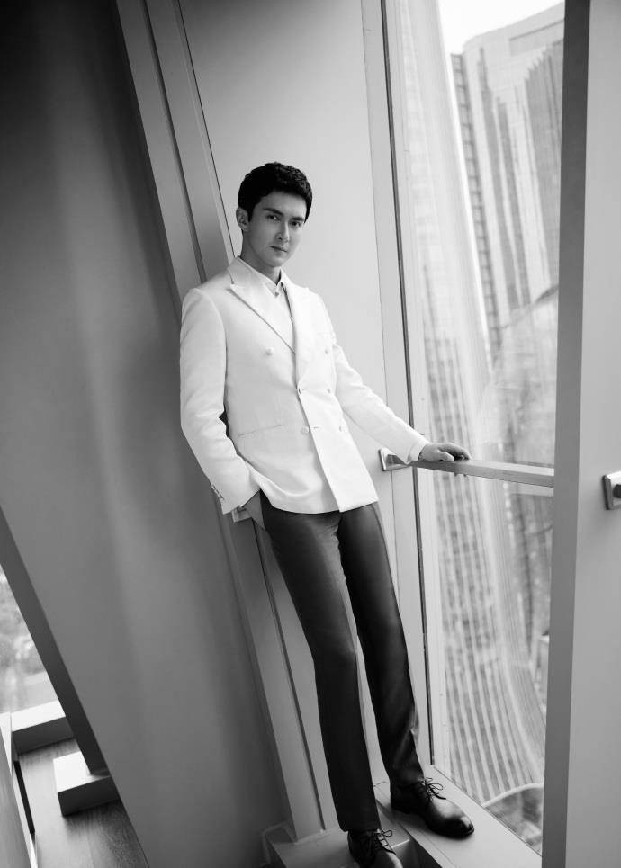 高伟光白色西装帅气写真