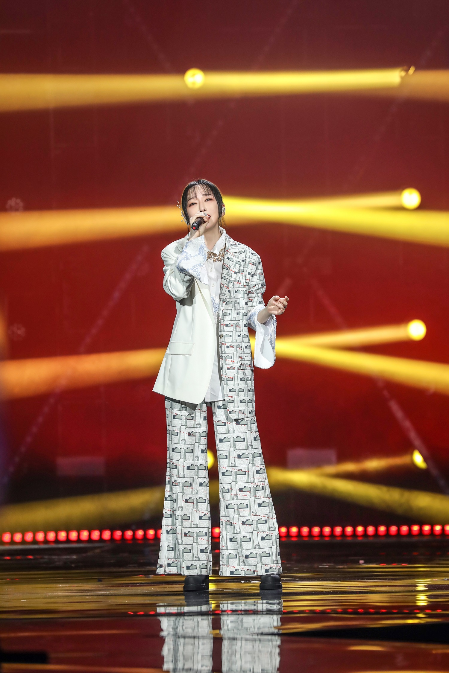 萨顶顶代班担任班主任新声校际联盟唱出摇滚青春