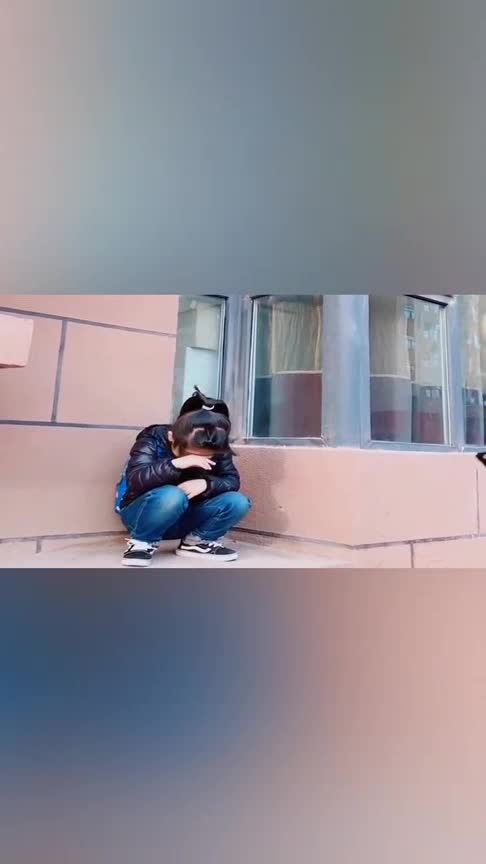 相差15岁的妹妹一个人躲在角落里哭哥哥回来后一切都变了