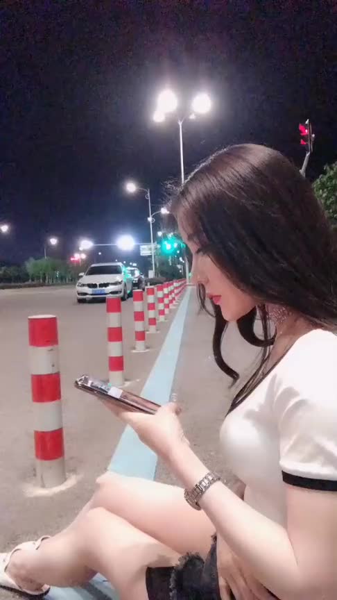 小姐姐坐在路边上玩手机本想过去给说句话一想还是算了吧