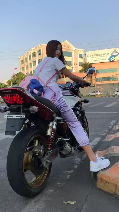 女骑士骑机车展示声浪这声浪可以