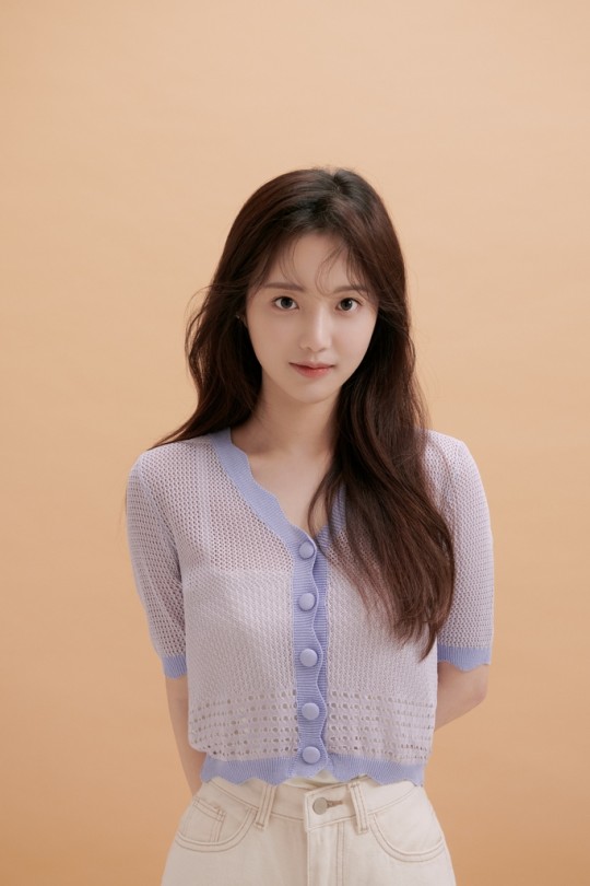 韩国女艺人韩素恩拍杂志写真秀出众美貌