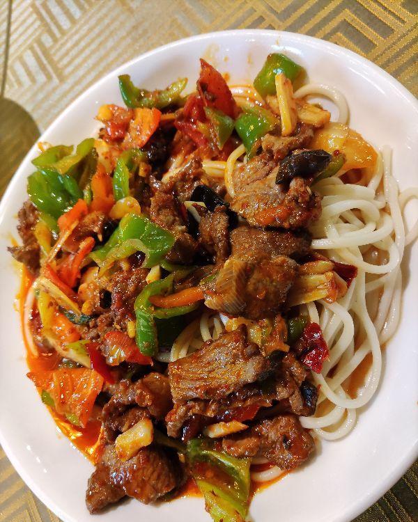 乌鲁木齐这家高大上餐厅价格便宜28元过油肉拌面攒劲