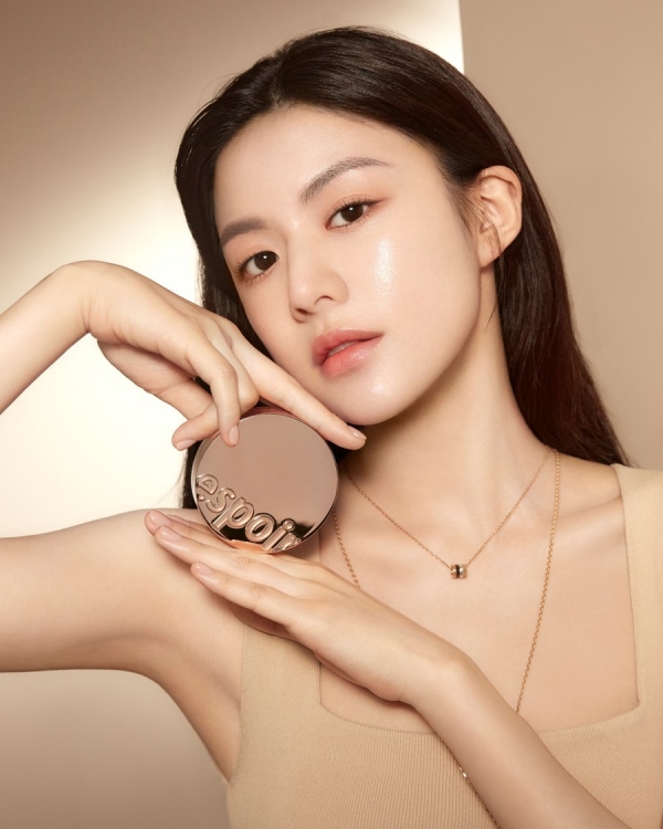 韩国女艺人高允贞拍最新宣传照皮肤细嫩