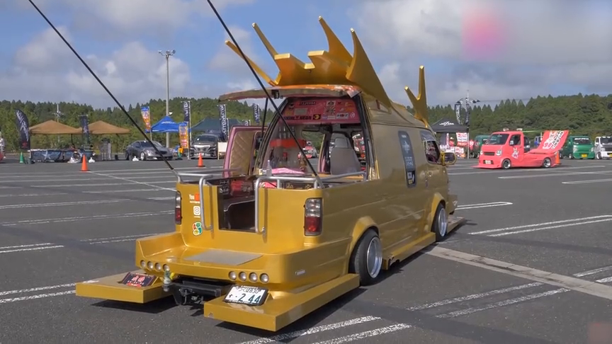 日本车主重金改装面包车,这外观太霸气了!