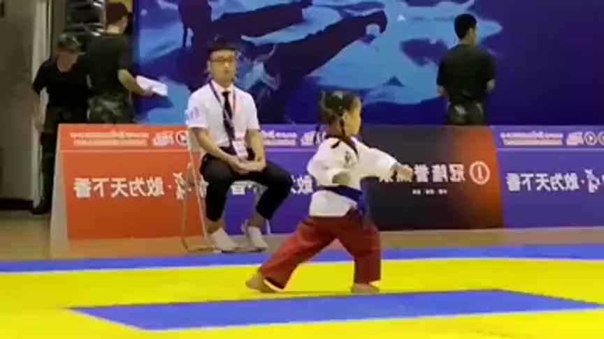 4岁小女孩 全国跆拳道品势冠军 老娘看的真是欣慰啊