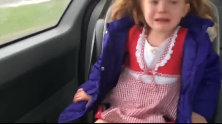 小女娃坐车时突然尿急,哭的跟个泪人似的,跟妈妈说我要尿裤子了