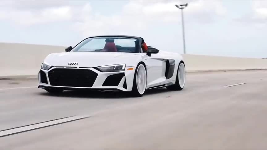 不同视角欣赏敞篷版奥迪r8那优雅的魅力