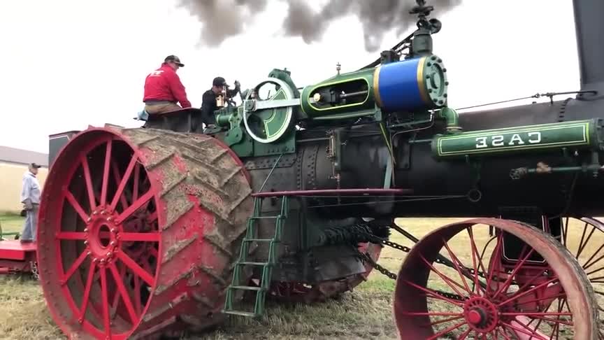 启动一台150例的巨型蒸汽拖拉机耕地非常有劲