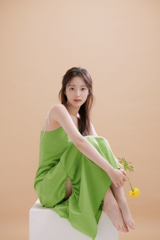 韩国女艺人韩素恩拍杂志写真秀出众美貌