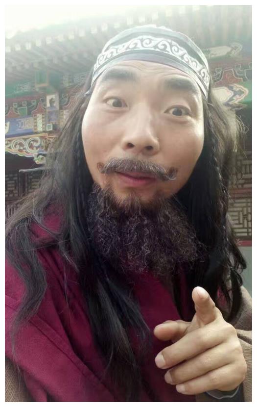 他因长相太"坏",做群演时被周星驰看中;如今在横店买房买车