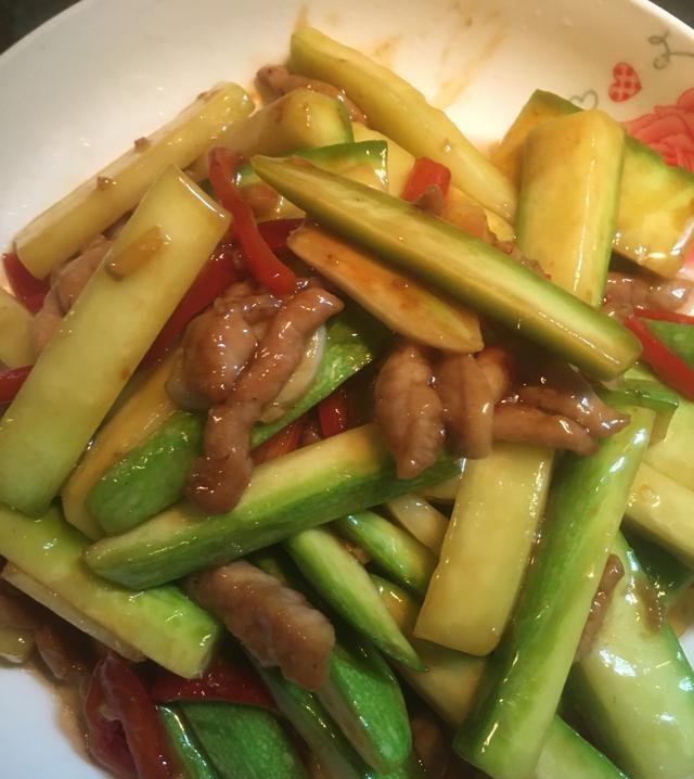 西葫芦炒肉丝好吃又简单