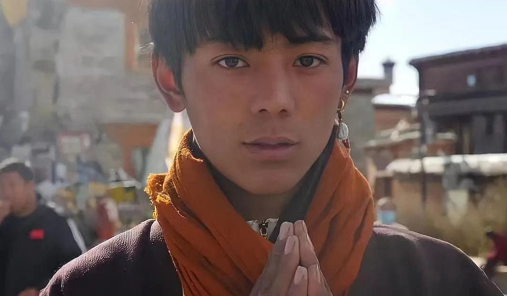 藏族小伙丁真开通社交账号,两天收获200万粉丝,媲美一