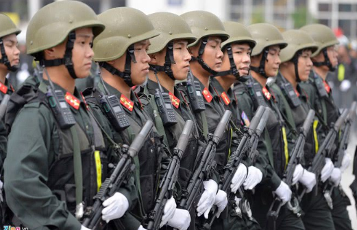 越南机动警察骑兵部队正式亮相,配备世界名枪,骑行画面非常滑稽