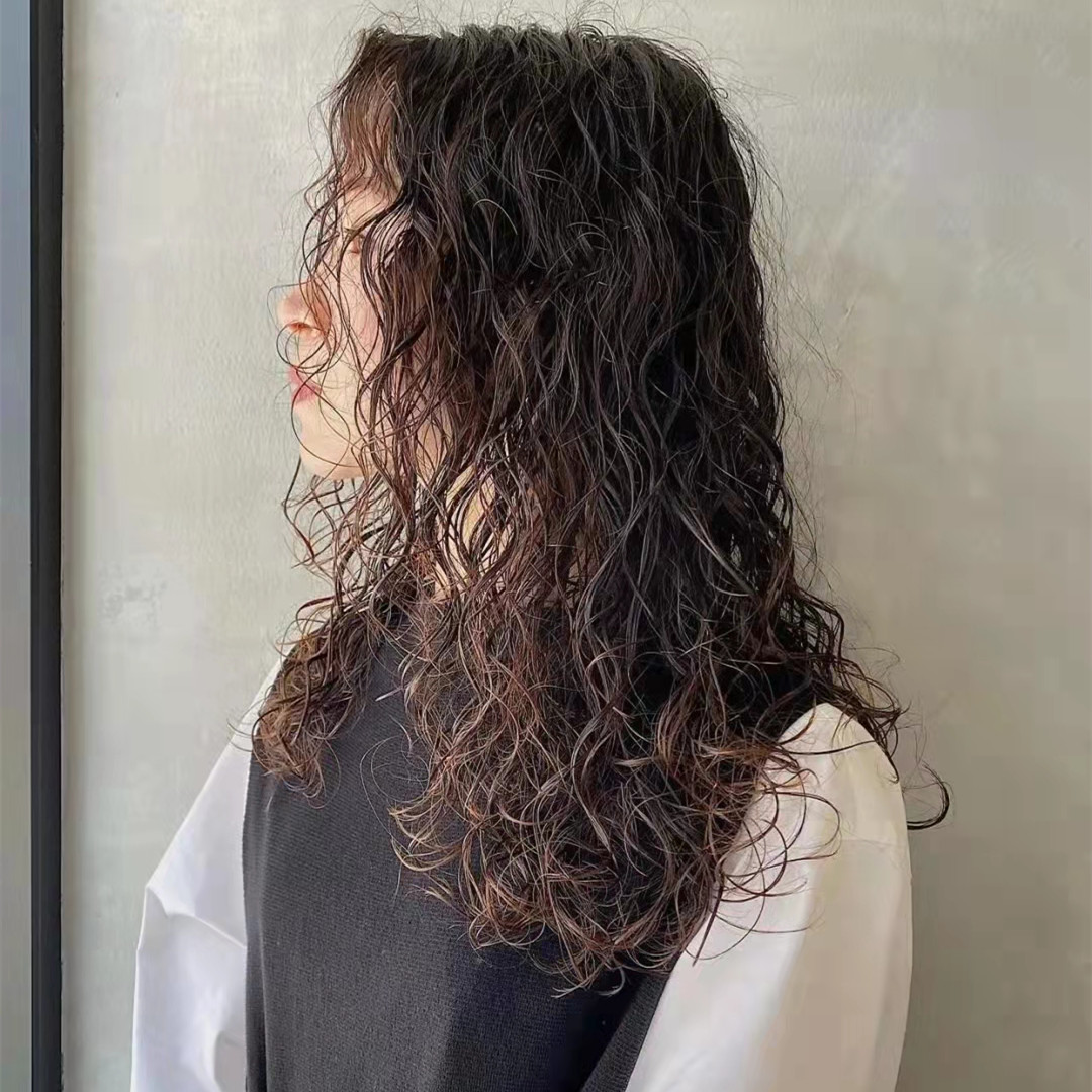 头发烫得太卷被吐槽太老气试试这三个小妙招简单实用不伤发