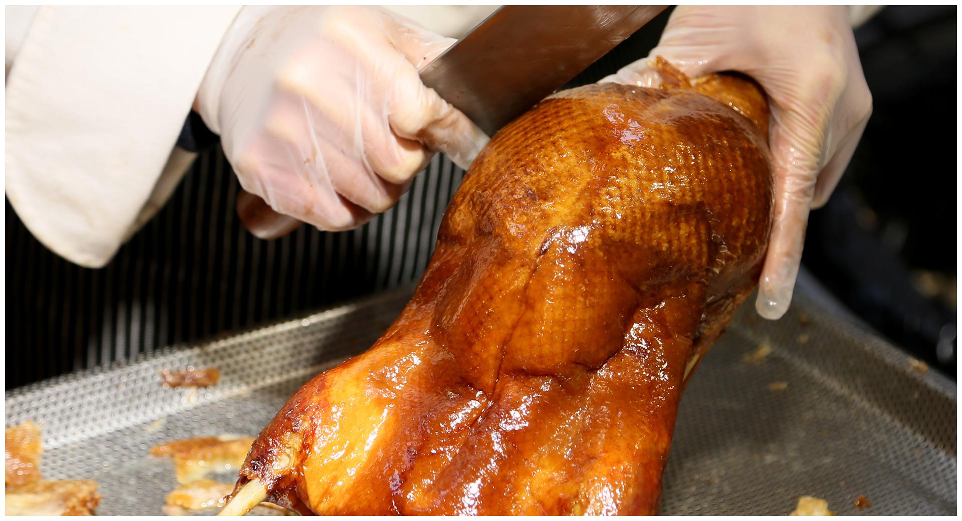 如何将一只烤鸭卖到上百元?没有品牌溢价,小吃街也售出同等价位