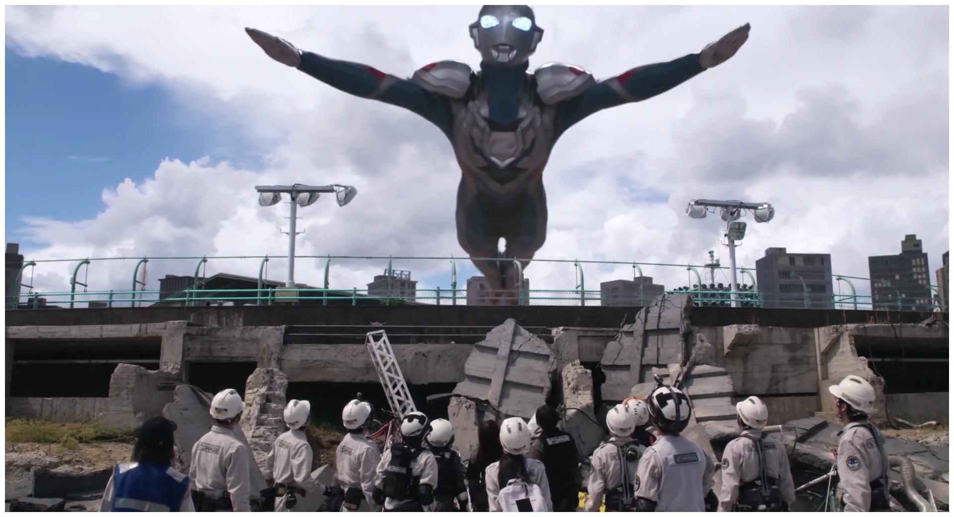 泽塔奥特曼摔下来的那一幕,为何能引发剧内和剧外观众的共鸣?