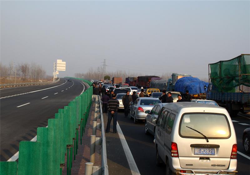 五一假期高速堵出新高度马路变致富路商贩谁还要凉皮