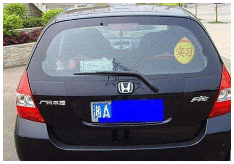 已经通过实习期,汽车还贴着实习标志算不算违章?交警说出答案!