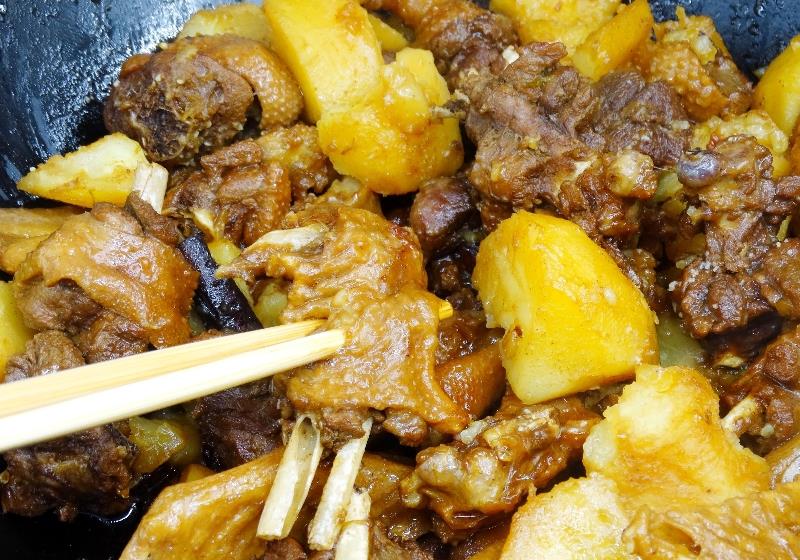 土豆烧鹅肉想要做出醇厚的味道慢火细炖是关键