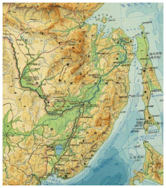 相当于台湾,海南再加上北京的面积,但是库页岛上居住的人口勉强接近50